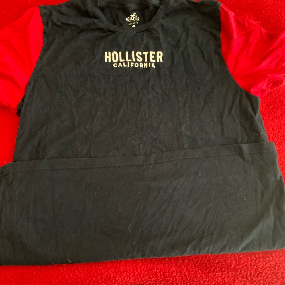 “Hollister” graphic tee